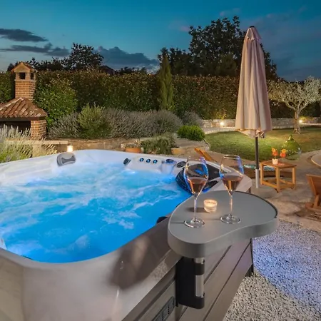 Rustic Nonni With Outdoor Pool In Visnjan *