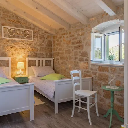 Rustic Nonni With Outdoor Pool In Visnjan Villa *