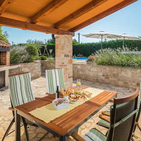Vila Rustic Nonni With Outdoor Pool In Visnjan
