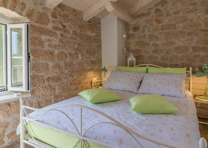 Rustic Nonni With Outdoor Pool In Visnjan Villa