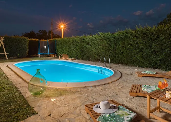 Villa Rustic Nonni With Outdoor Pool In Visnjan *