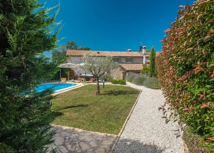 Rustic Nonni With Outdoor Pool In Visnjan Villa *